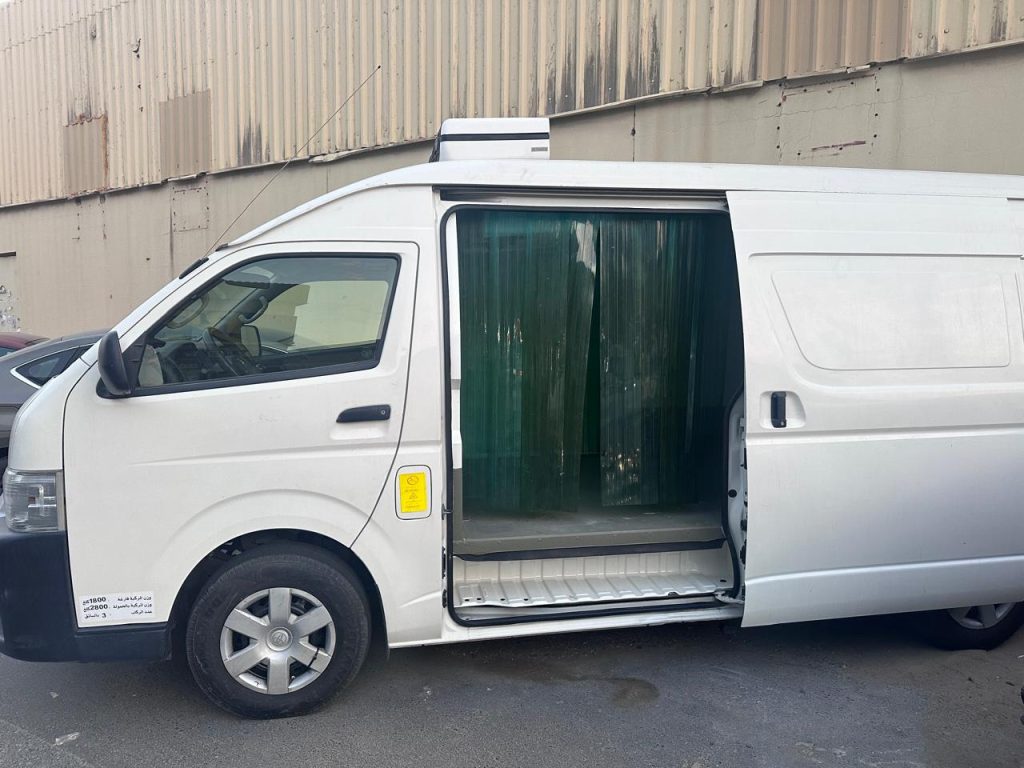 Chiller truck rental UAE for refrigerated cold chain transport and food delivery